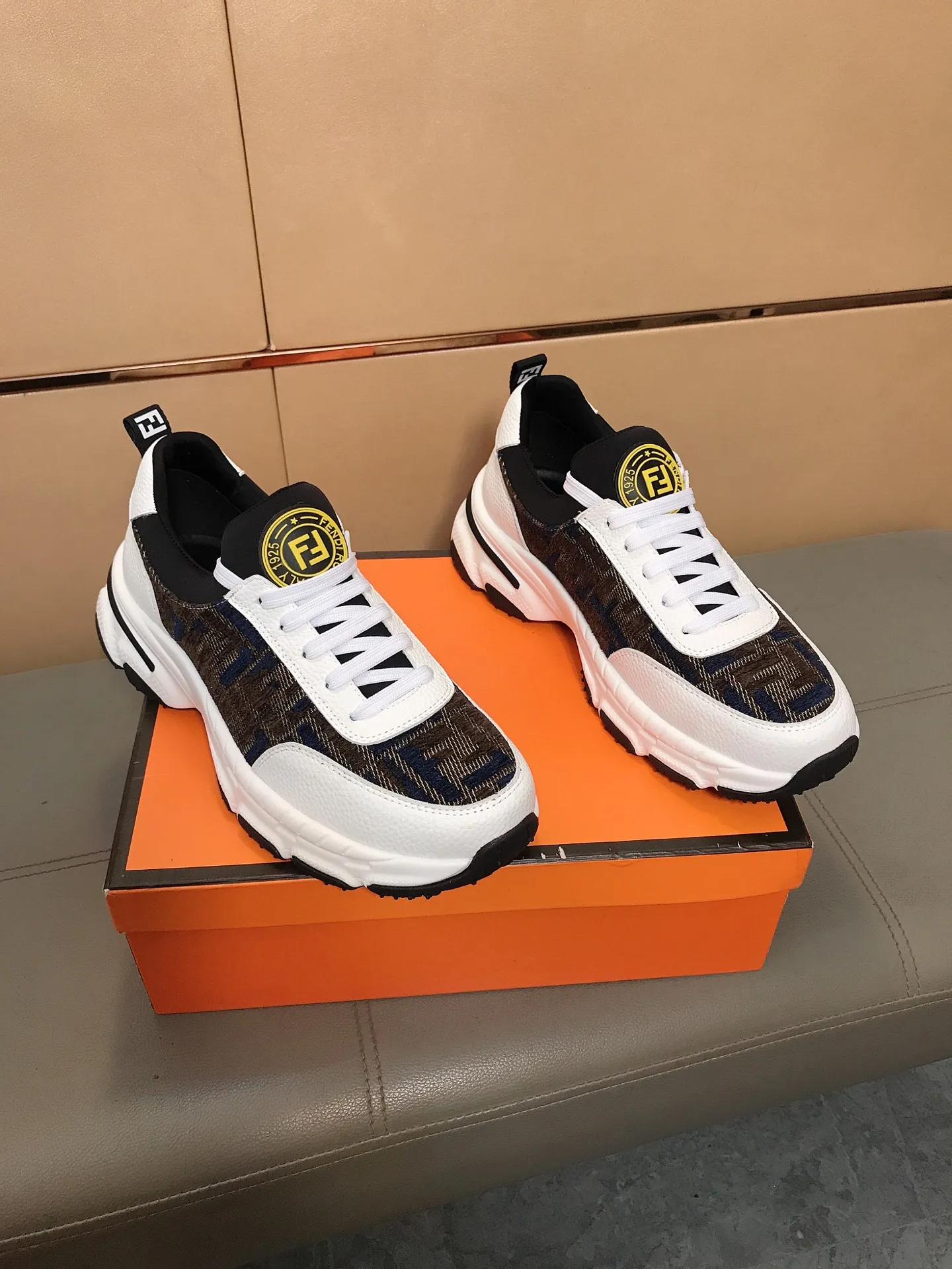 Factory price 442 💥💥🔺🔺FENDI [Fendi] Men’s new casual shoes are a hit! , that kind of calm connotation️elegant taste is indescribable to start the journey of fashionable shoes💍💍to cope with various occasions calmly! The momentum of the big names speaks for itself! Comfortable and comfortable on the feet! Materials: Imported printed materials, stitched with cowhide design, sheepskin feet, a fashion must-have! Code number: 38-44